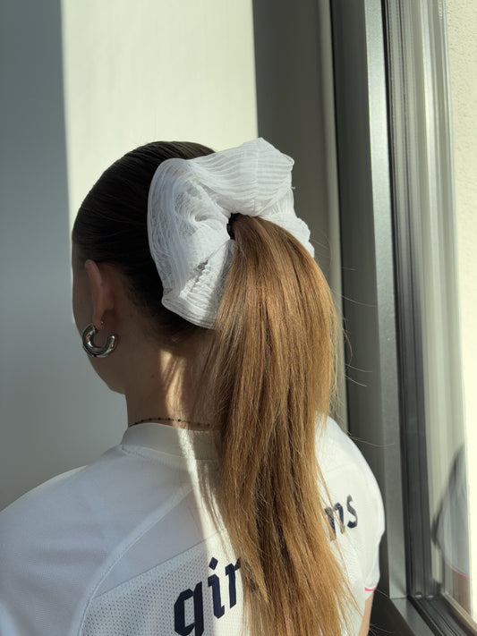 "branco" scrunchie